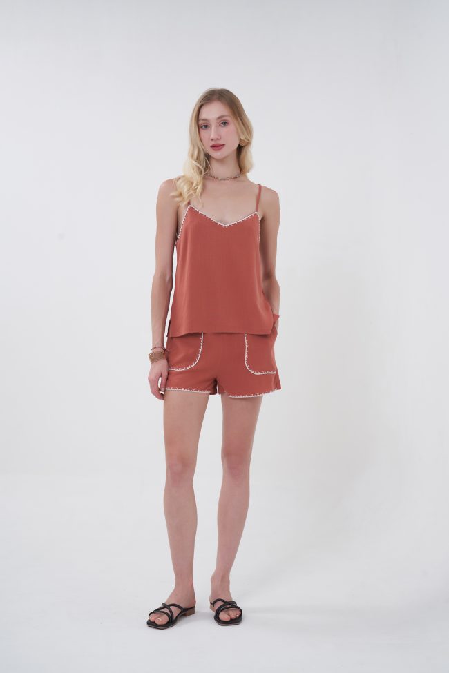 Relaxed but never boring—these shorts are all about the details. Featuring contrast stitching that frames the pockets and edges, they bring a playful, slightly vintage feel to a clean silhouette. The fit sits comfortably on the waist with just the right amount of structure, making them easy to style from day to night. Think casual, but styled.